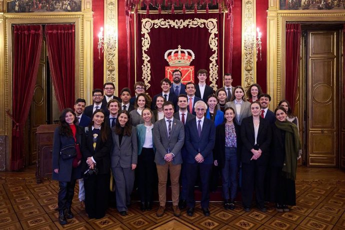 Miguel Moreno, director general de Comunicación y Proyección Institucional, con el alumnado del Máster de Comunicación Política y Corporativa de la Universidad de Navarra