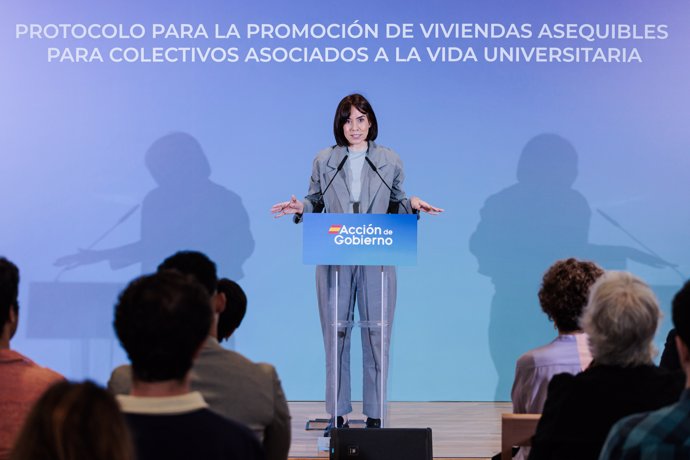 La ministra de Ciencia, Innovación y Universidades, Diana Morant, interviene durante la firma del protocolo para la promoción de vivienda en alquiler asequible, en la Residencia de estudiantes de Chamartín, a 16 de octubre de 2024, en Madrid (España). Est