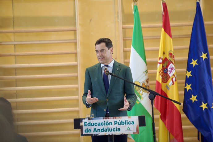 El presidente de la Junta de Andalucía, Juanma Moreno, inaugura el nuevo Instituto de Enseñanza Secundaria Cilniana, en Las Chapas en Marbella. A 18 de octubre de 2024, en Marbella. Málaga (Andalucía, España).