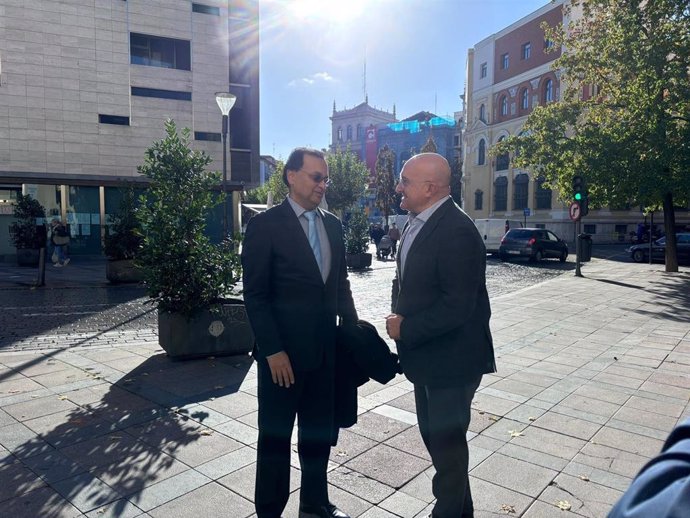 El alcalde, Jesús Julio Carnero, junto al embajador de la India en España, Dinesh K. Patnaik.