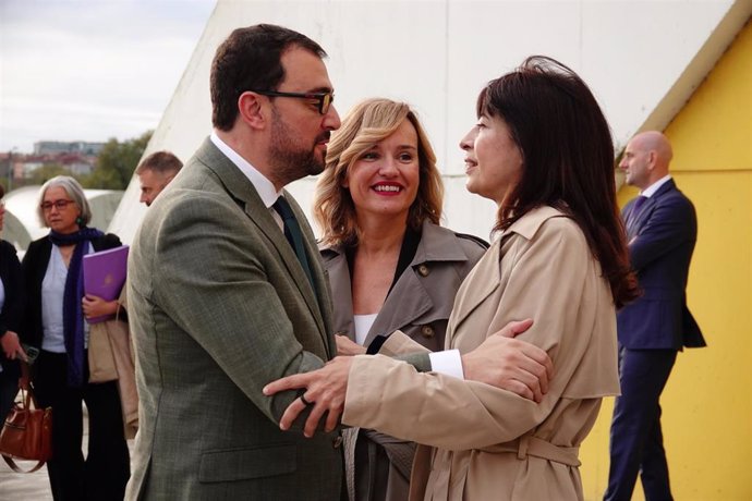 El presidente de Asturias, Adrián Barbón; la ministra de Educación, Formación Profesional y Deportes, Pilar Alegría y la ministra de Igualdad, Ana Redondo, llegan a la inauguración del 'Encuentro Internacional de Coeducación'.