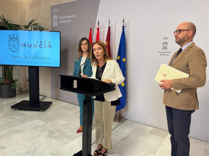 La concejala Belén López ofrece declaraciones a los medios de comunicación