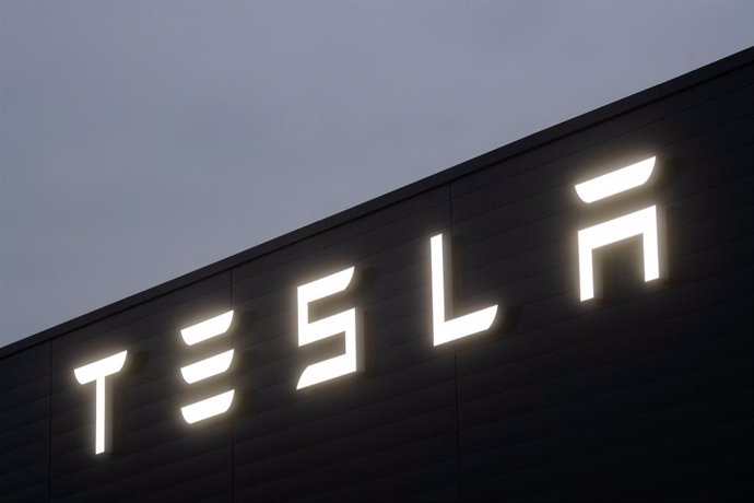 Archivo - FILED - 07 February 2020, Lower Saxony, Hanover: A lettering shines on a sales shop and service center of the manufacturer of electric vehicles, Tesla. 