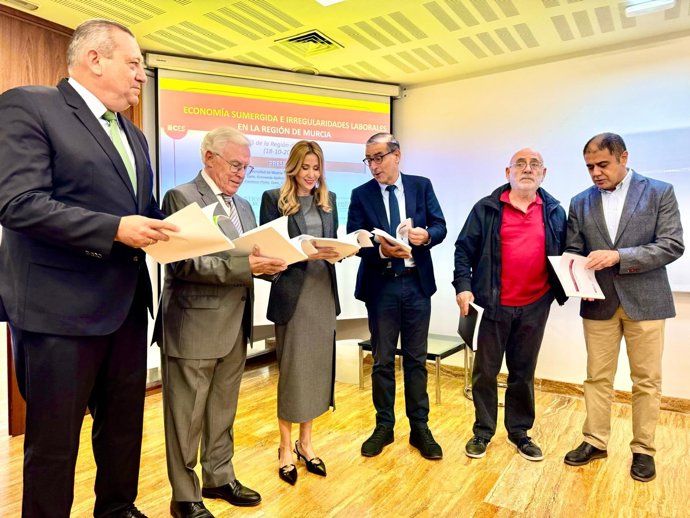 La consejera de Empresa, Empleo y Economía Social, Marisa López Aragón, junto con el presidente del Consejo Económico y Social de la Región de Murcia (CES), José Antonio Cobacho, y el rector de la Universidad de Murcia (UMU), José Luján