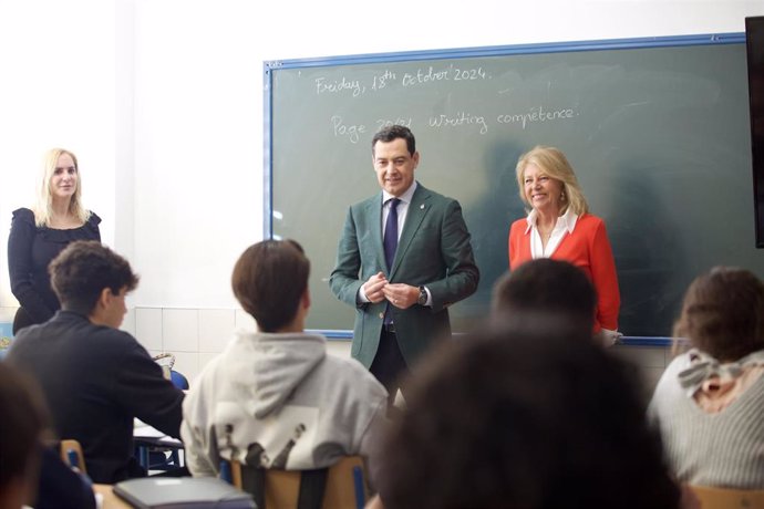 El presidente de la Junta de Andalucía, Juanma Moreno, inaugura el nuevo Instituto de Enseñanza Secundaria Cilniana en Las Chapas en Marbella, junto a la alcaldesa, Ángeles Muñoz.