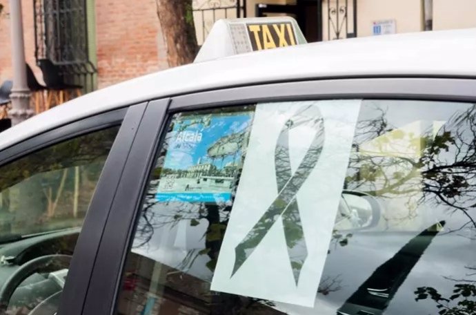 Taxi de Alcalá en el minuto de silencio convocado frente al Ayuntamiento