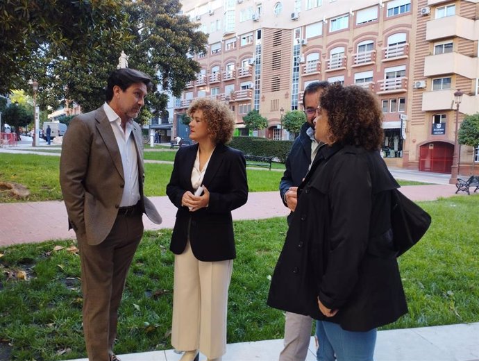 La secretaria general del PSOE, María Eugenia Limón, junto a otros miembros socialistas.