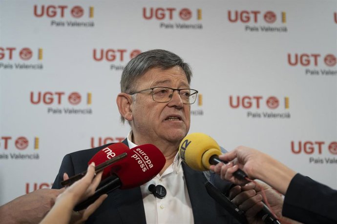 El 'expresident' de la Generalitat, Ximo Puig, atiende a los medios antes de participar en la presentación del libro 'Por una nueva conciencia social' del exsecretario general de UGT Cándido Méndez, en la sede de UGT-PV