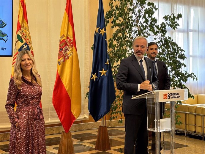 El presidente del Gobierno de Aragón, Jorge Azcón; la vicepresidenta y consejera de Economía, Mar Vaquero; y el consejero delegado de Alkeymia, Diego Fabeiro.