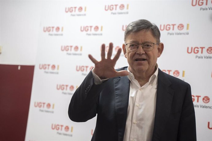 El expresidente de la Generalitat Ximo Puig antes de participar en la presentación del libro 'Por una nueva conciencia social" del exsecretario general de UGT Cándido Méndez.