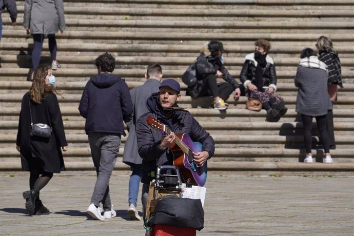 Archivo - Un músico en las inmediaciones de la Catedral de Santiago durante el puente de San José, en Santiago de Compostela, en A Coruña, Galicia (España), a 20 de marzo de 2021. Paradores ha lanzado una tarifa especial para que los peregrinos del Camino