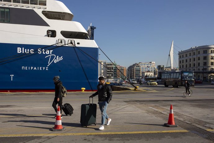 Archivo - 08 March 2023, Greece, Pireas: Ferries are moored in the port of Piraeus during a 24-hour strike. The umbrella organizations of Greek trade unions have called for nationwide strikes in protest at the collision of a passenger train with a freight