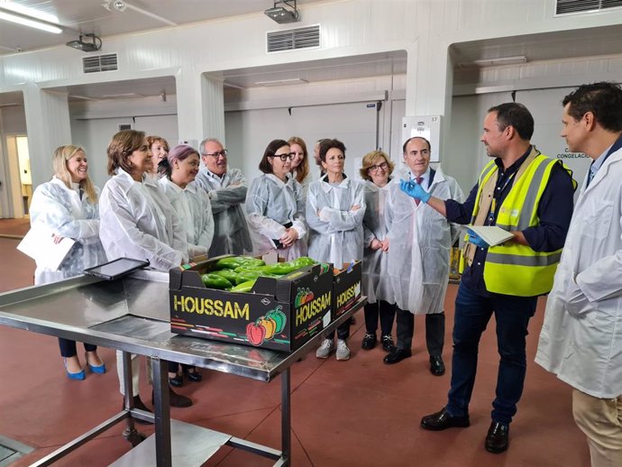 Las secretarias generales de Coordinación Territorial, Miryam Álvarez, y de Recursos Agrarios y Seguridad Alimentaria, Ana Rodríguez, en una visita al Puerto de Algeciras para comprobar la efectividad del nuevo modelo de control sanitario