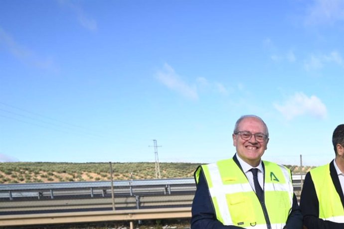 La consejera de Fomento, Rocío Díaz, junto al alcalde de Loja, Joaquín Camacho; el director general de Infraestructuras Viarias, Alfonso Lujano; y el director territorial de Fomento en Granada, Antonio Ayllón.