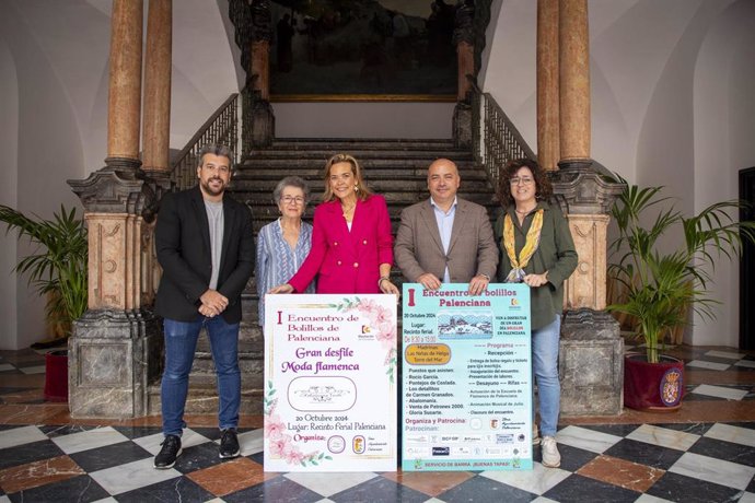 Duque (segundo por la dcha.) y Moreno (centro) en la presentación del I Encuentro Andaluz de Bolillos.