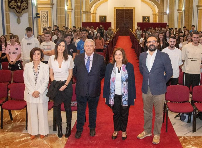 Foto de familia de los organizadores y estudiantes participantes en la Jornada 'Prven-t' celebrada en el Campus de Los Jerónimos.