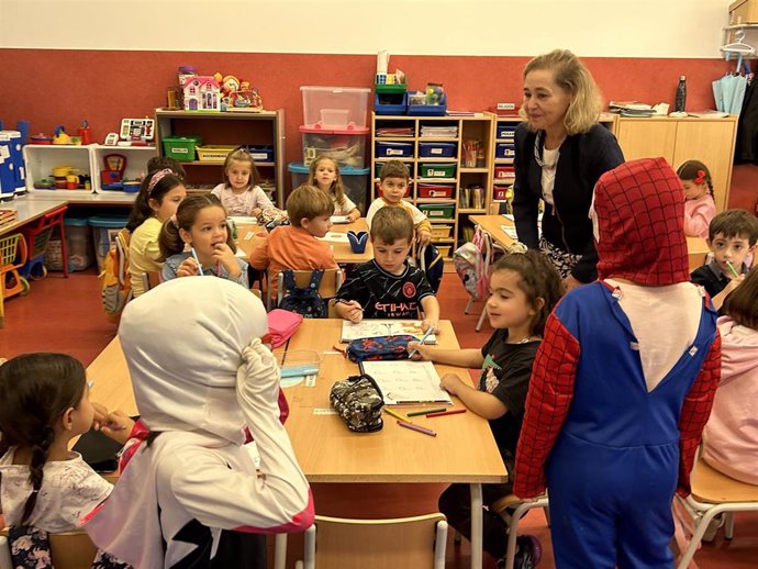 La consejera de Educación, María Mercedes Vaquera, en su visita al CEIP Vigen de Barbaño de Montijo