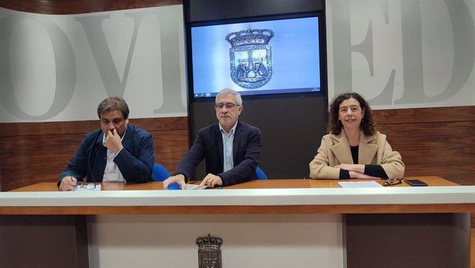 Los concejales de IU-Convocatoria por Oviedo, Gaspar Llamazares, Cristina Pontón y Alejandro Suárez.