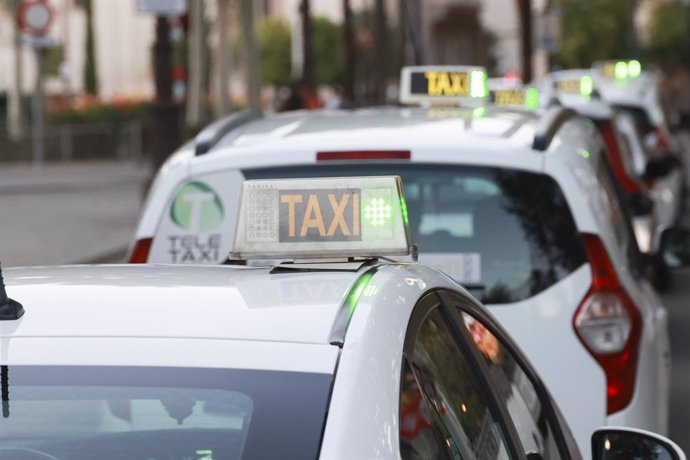 Archivo - Taxis en el centro de Sevilla