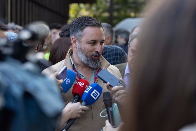 Archivo - El líder de Vox Santiago Abascal realiza unas declaraciones a los medios durante un acto del partido. 