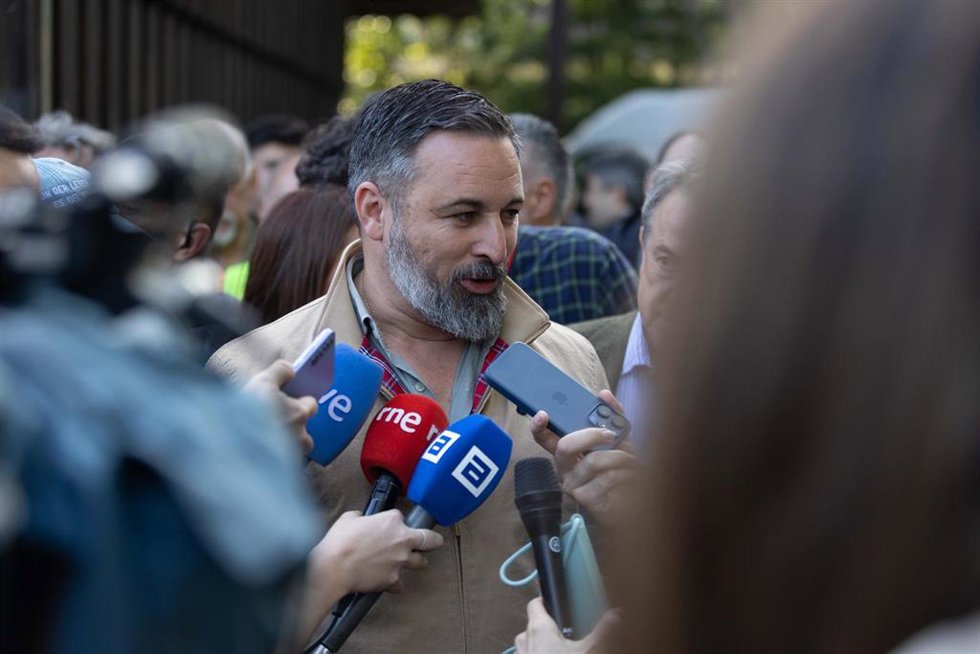 Archivo - El líder de Vox Santiago Abascal realiza unas declaraciones a los medios durante un acto del partido.
