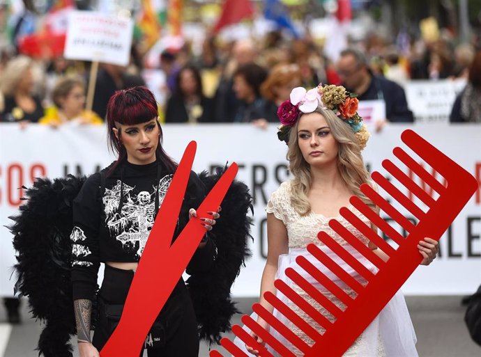 Archivo - Dos mujeres participan en una manifestación convocada por la  Alianza Empresarial por la Bajada del IVA a la imagen personal y las asociaciones, federaciones y plataformas que la componen, durante una manifestación, en Madrid (España)