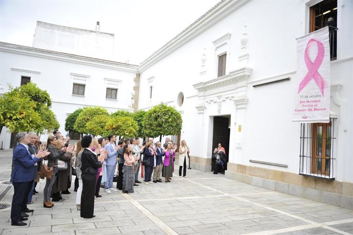 Un gran lazo rosa luce en la fachada de la Asamblea por el Dia Internacional contra el cáncer de mama.