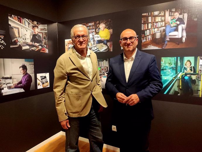 El diputado provincial de Cultura, Manuel López Mestanza, junto al fotógrafo autodidacta y cirujano traumatólogo, Paco Negre.