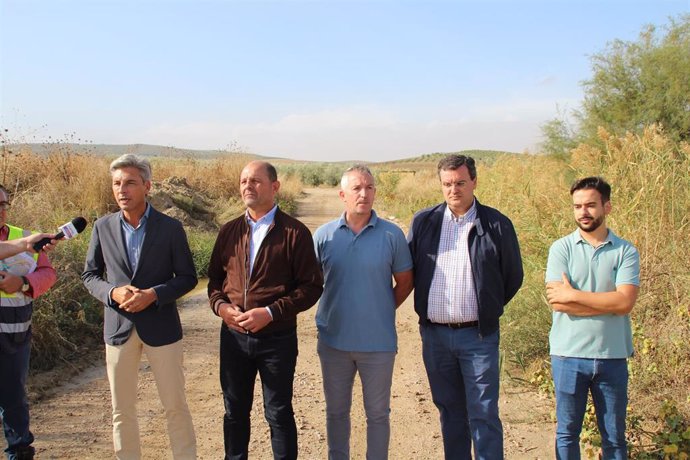 El delegado de Infraestructuras, Sostenibilidad y Agricultura de la Diputación de Córdoba, Andrés Lorite (izda.), en su visita a Montalbán