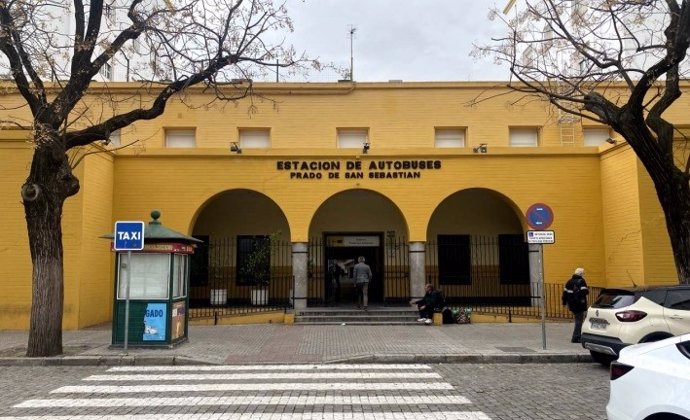 Fachada de entrada a la estación de autobuses del Prado de San Sebastián, en Sevilla.