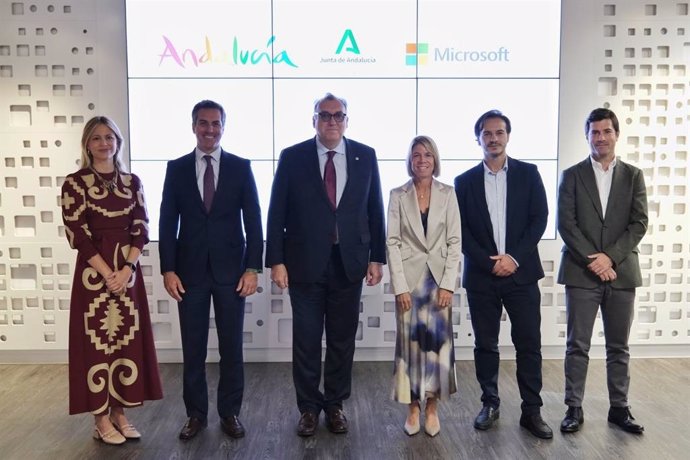 El consejero de Turismo, Arturo Bernal, en el centro de la imagen, con motivo del acuerdo cerrado entre la Junta y Microsoft para impulsar la modernización tecnológica de la industria turística.