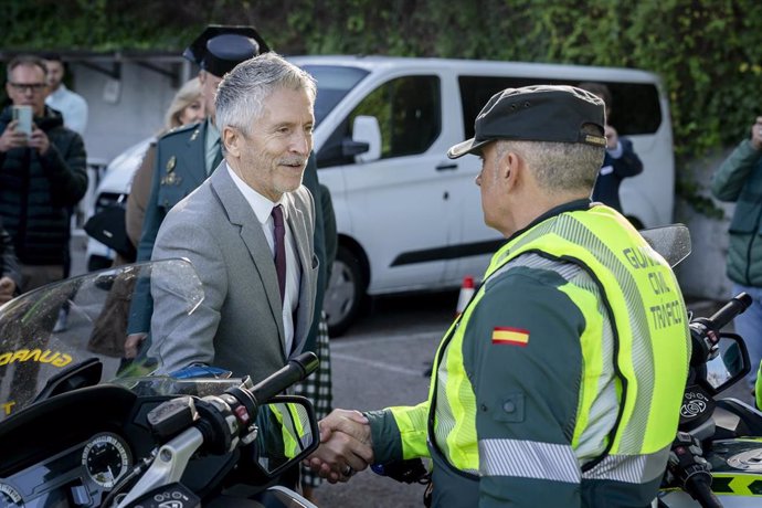 El ministro del Interior, Fernando Grande-Marlaska, presenta los nuevos chalecos airbag con los que patrullarán los motoristas de la Agrupación de Tráfico de la Guardia Civil