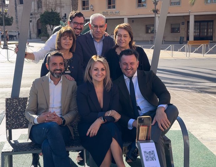 Un banco urbano de Elche (Alicante), fabricado con cuero y textiles reciclados de la industria local del calzado.