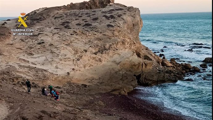 La Guardia Civil auxilia a un senderista en Cabo de Gata, en Almería.