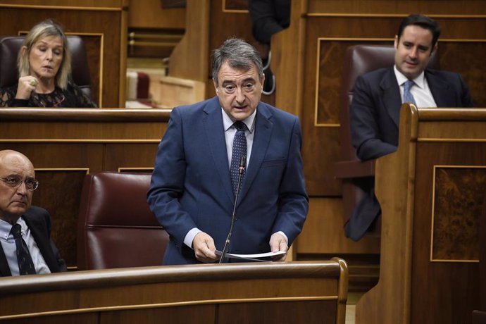 El portavoz del PNV en el Congreso, Aitor Esteban, interviene durante una sesión de control al Gobierno.