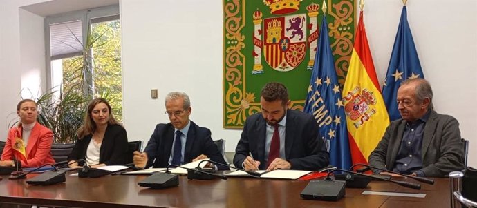 Firma del acuerdo entre Andema y la FEMP.