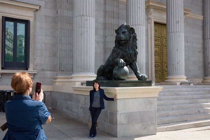 Archivo - Un turista toma fotografías frente al Congreso de los Diputados.