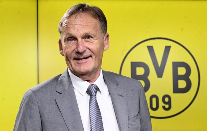 Archivo - 16 August 2024, North Rhine-Westphalia, Dortmund: Hans-Joachim Watzke, Chairman of the Management Board of Borussia Dortmund GmbH & Co KGaA, presents the preliminary figures for the 2023/2024 financial year to journalists during the annual pre