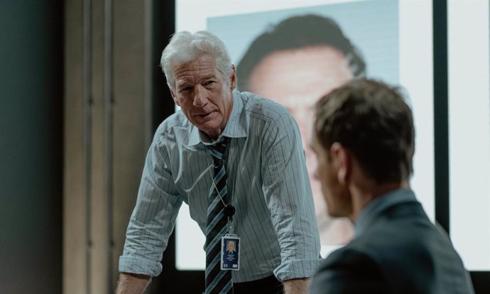 Primeras imágenes de Michael Fassbender y Richard Gere en The Agency, remake de Oficina de Infiltrados de SkyShowtime