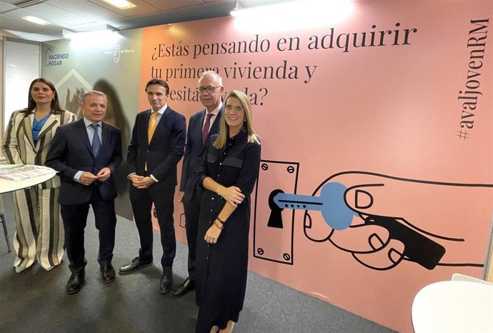 El consejero de Fomento e Infraestructuras, Jorge García Montoro, visita el espacio de la Región de Murcia en la Feria de la Vivienda de la Región de Murcia.
