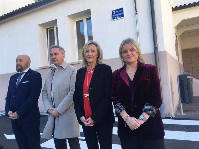 Acto de inauguración del parque Miguel Ángel Blanco, al que han asistido, entre otras personas, Mari Mar Blanco y la alcaldesa de Calahorra, Mónica Arcéiz