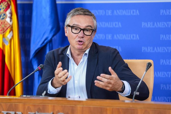 El portavoz del grupo parlamentario Vox en Andalucía, Manuel Gavira, en una foto de archivo en una rueda de prensa.