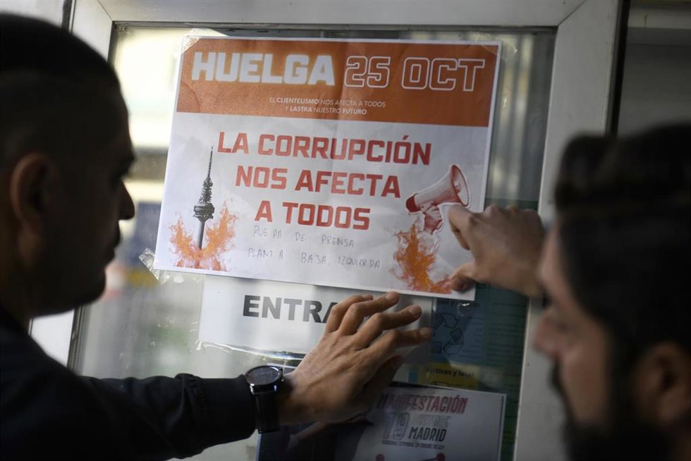 Un cartel que anuncia huelga de RTVE el 25 de octubre durante una rueda de prensa en la sede de CGT, a 18 de octubre de 2024, en Madrid (España).