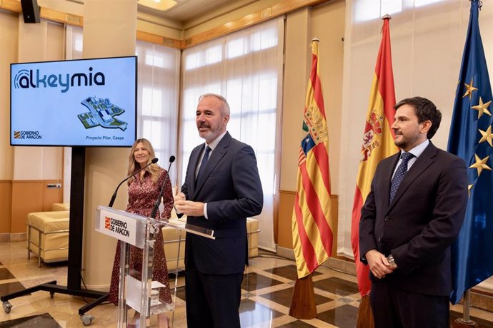 El presidente del Gobierno de Aragón, Jorge Azcón, y la vicepresidenta, Mar Vaquero, en la presentación del Proyecto 'Pilar' con el consejero delegado de Alkeymia, Diego Fabeiro.