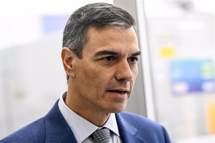 El presidente del Gobierno, Pedro Sánchez, durante su visita a la sede del Centro Interuniversitario de Microelectrónica (IMEC), a 18 de octubre de 2024, en Lovaina (Bélgica). Pedro Sánchez ha viajado a Bruselas con motivo de la cumbre del Consejo Europeo