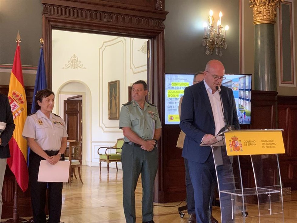 El delegado del Gobierno en Canarias, Anselmo Pestana, con la comisaria principal jefa de Operaciones de la Jefatura Superior de la Policía Nacional, Sagrario de León; y el general jefe de la 16 Zona de la Guardia Civi de Canarias, Juan Hernández