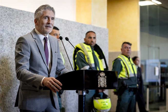 El ministro del Interior, Fernando Grande-Marlaska, presenta los nuevos chalecos airbag con los que patrullarán los motoristas de la Agrupación de Tráfico de la Guardia Civil