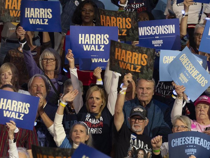 17 October 2024, US, Green Bay: US Presidential candidate and Vice President Kamala Harris supporters raise their banners as Harris rallies a packed house during one of her stops in Wisconsin. Photo: Sue Dorfman/ZUMA Press Wire/dpa