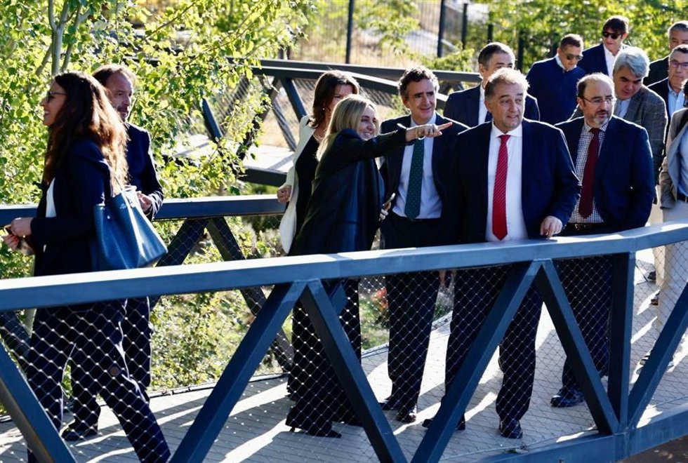 La alcaldesa de Granada, Marifrán Carazo, con participantes de un encuentro organizado con ASA Andalucía