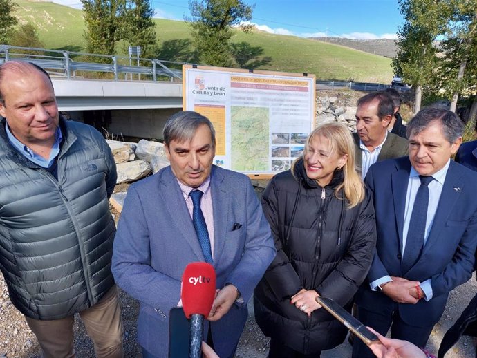 El consejero de Movilidad visita las obras de menora de la carretera SO-630 en Soria